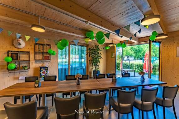 KALISTO PARTYRAUM 235 HDR SharpenAI KALISTO PARTYRAUM 235 HDR SharpenAI
